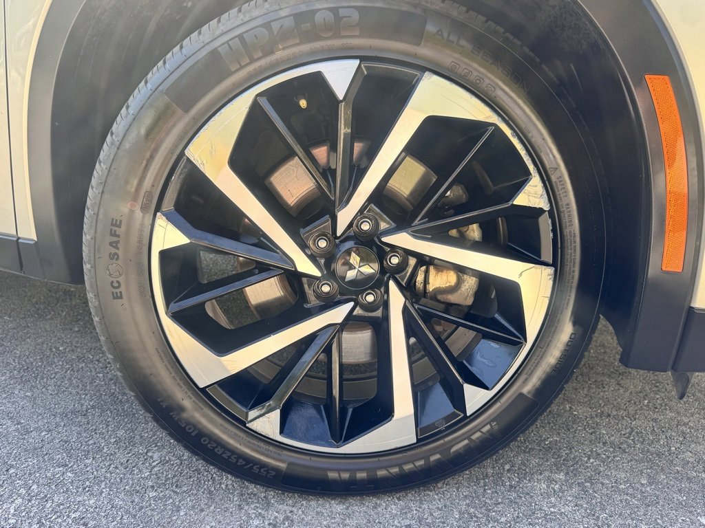 Used 2023 Mitsubishi Outlander 4WD image 14