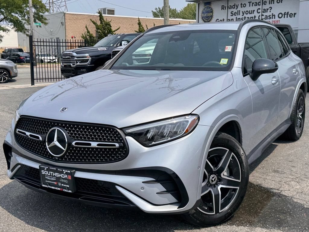 Used 2025 Mercedes-Benz GLC 300 4MATIC image 3