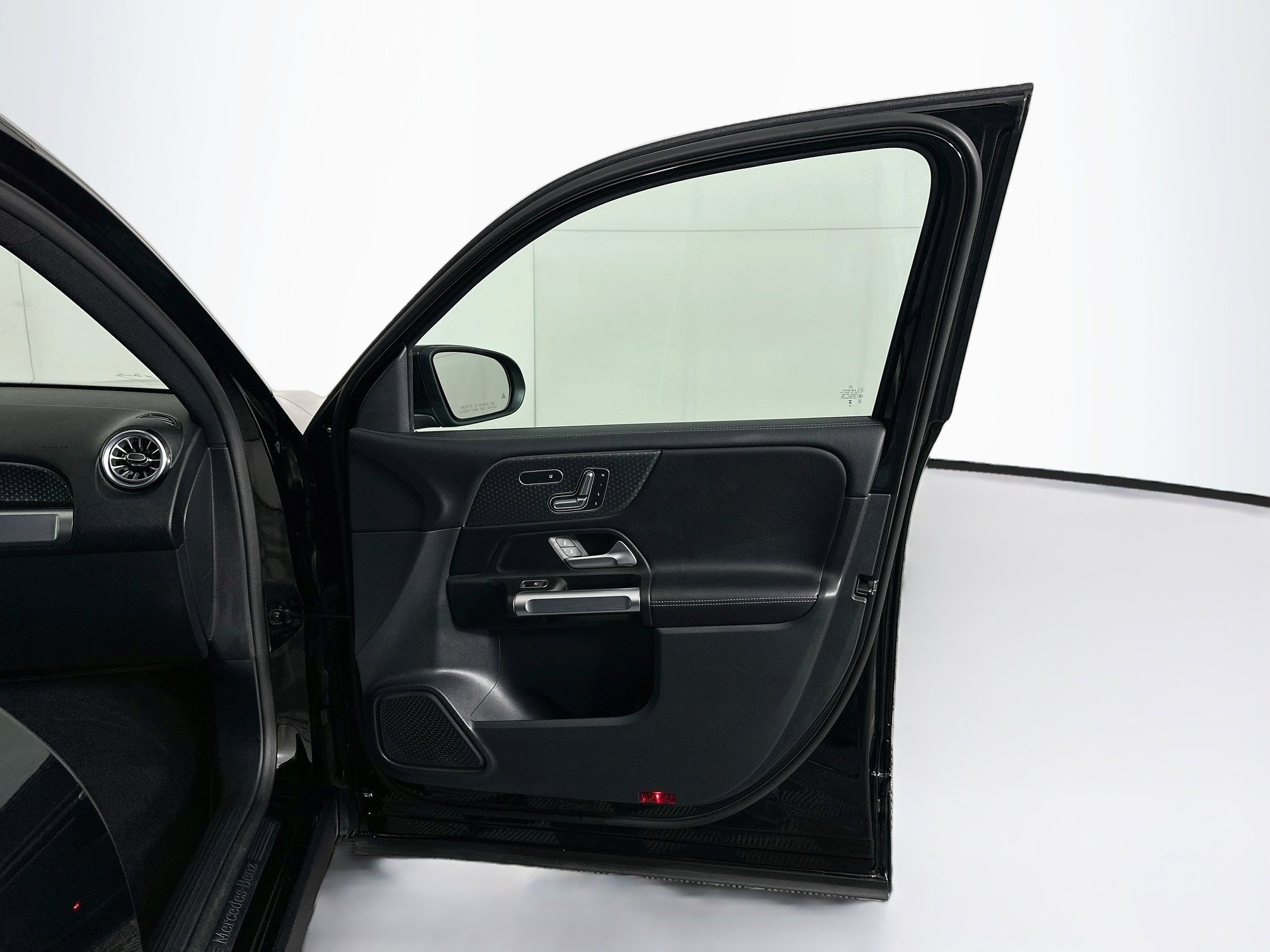 Used 2025 Mercedes-Benz GLB 250 image 33