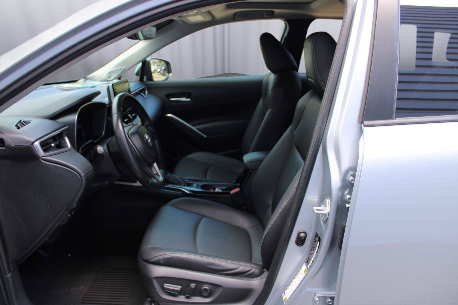 Used 2022 Toyota Corolla Cross XLE w/ Convenience Package FWD image 36