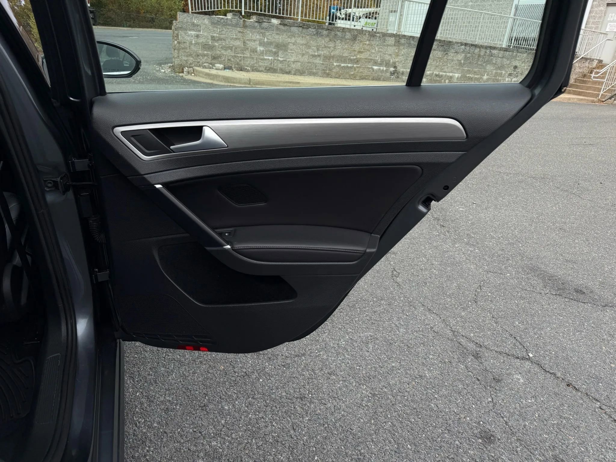 Used 2016 Volkswagen Golf Limited Edition image 29