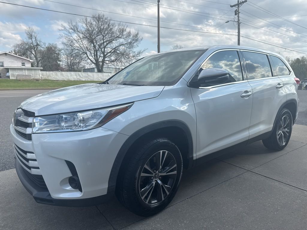 Used 2019 Toyota Highlander LE image 3