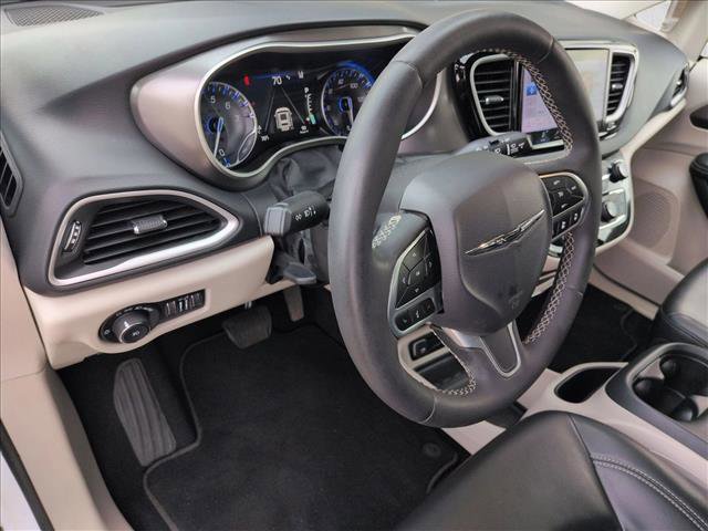 Used 2023 Chrysler Pacifica Touring-L FWD image 13