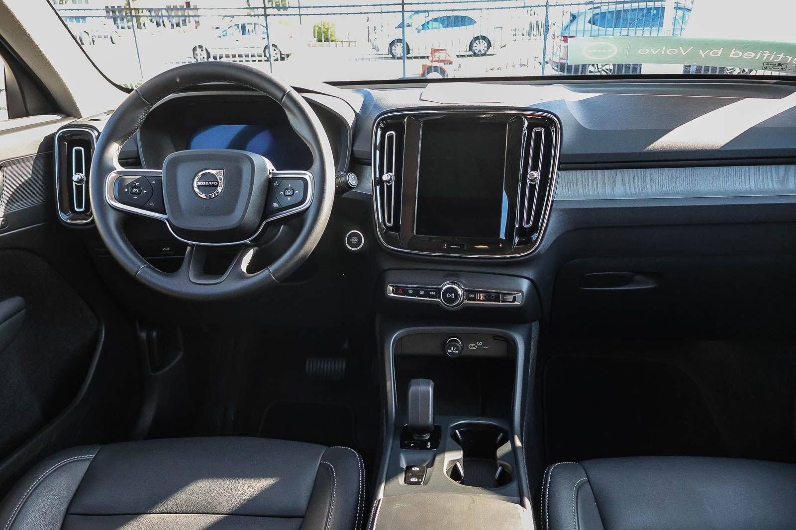 Used 2025 Volvo XC40 B5 Core image 24