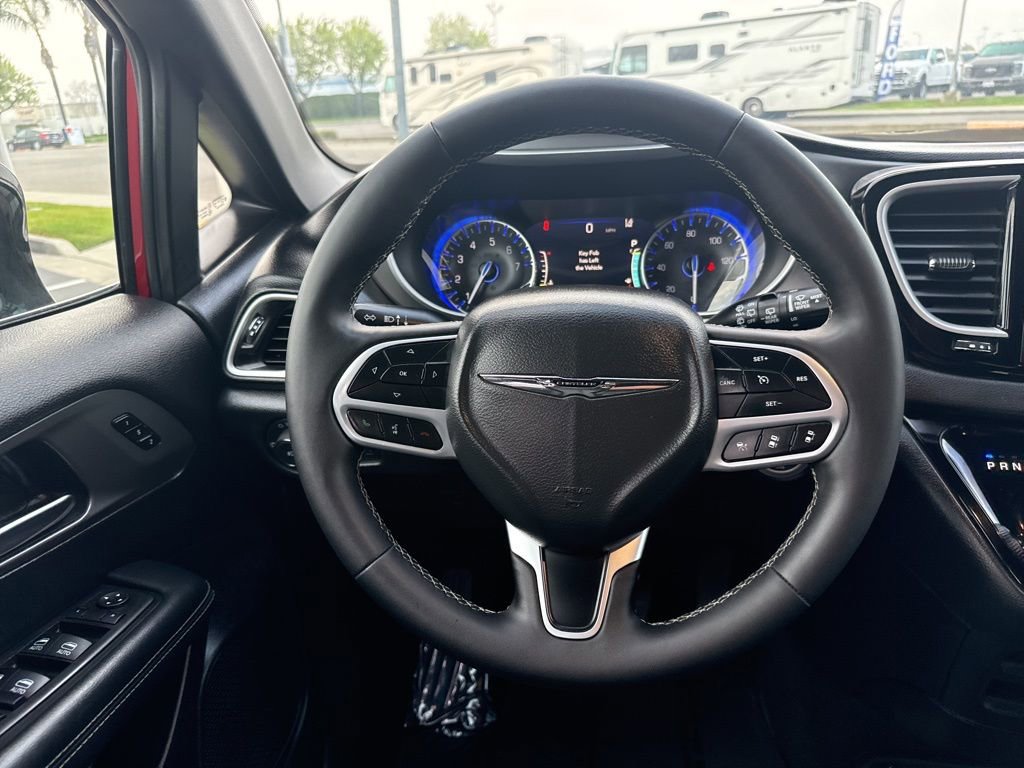 Used 2025 Chrysler Pacifica Select image 21