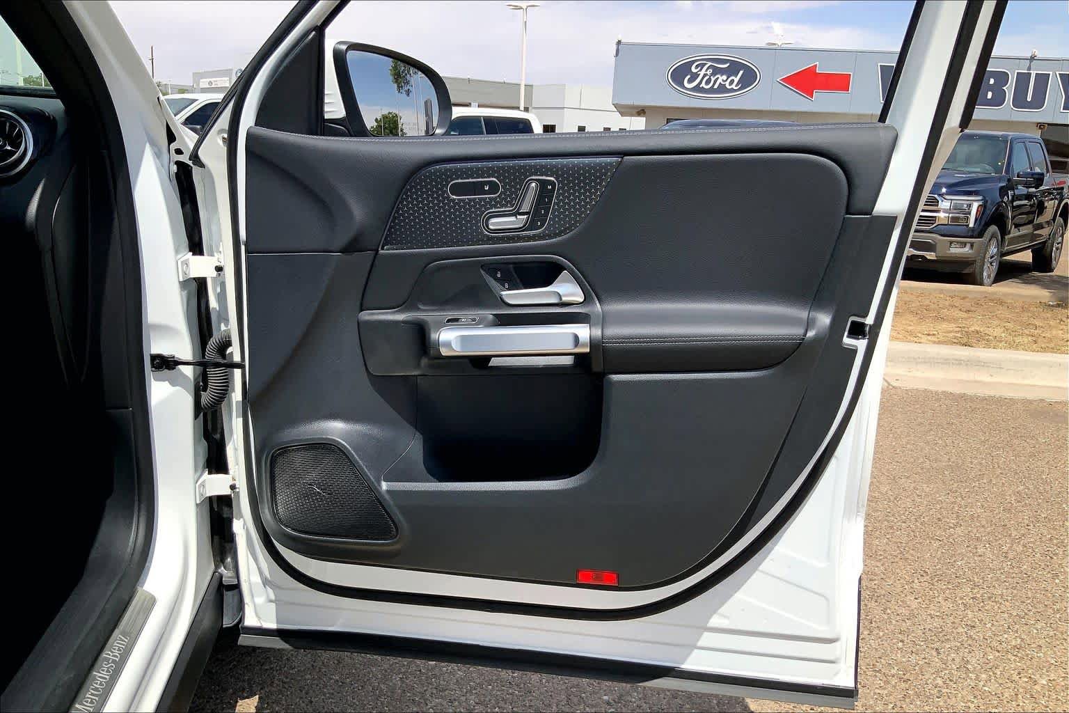 Used 2025 Mercedes-Benz GLB 250 4MATIC image 23