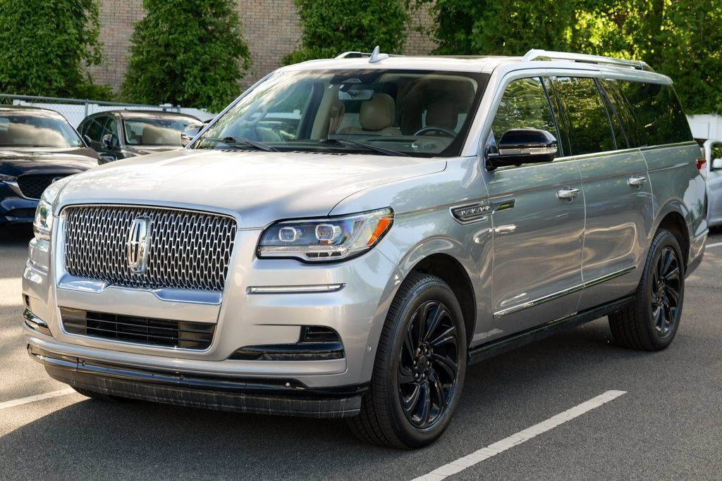 Used 2023 Lincoln Navigator L Reserve AWD/4WD image 3