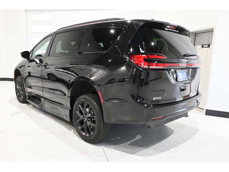 Used 2023 Chrysler Pacifica Touring-L w/ S Appearance Package image 8