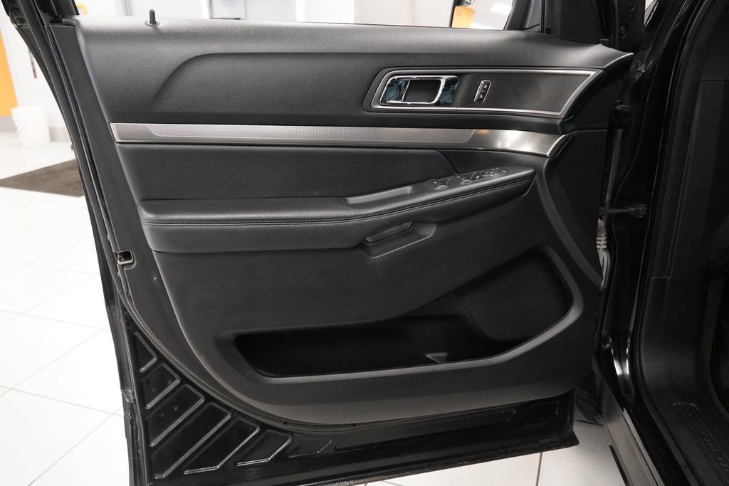 Used 2018 Ford Explorer XLT w/ Equipment Group 202A image 4