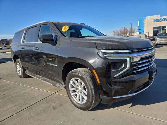 Used 2025 Chevrolet Suburban LT image 1