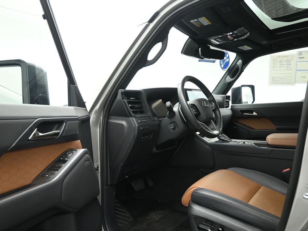 Used 2025 Lexus GX 550 w/ Accessory Package (2T) image 8