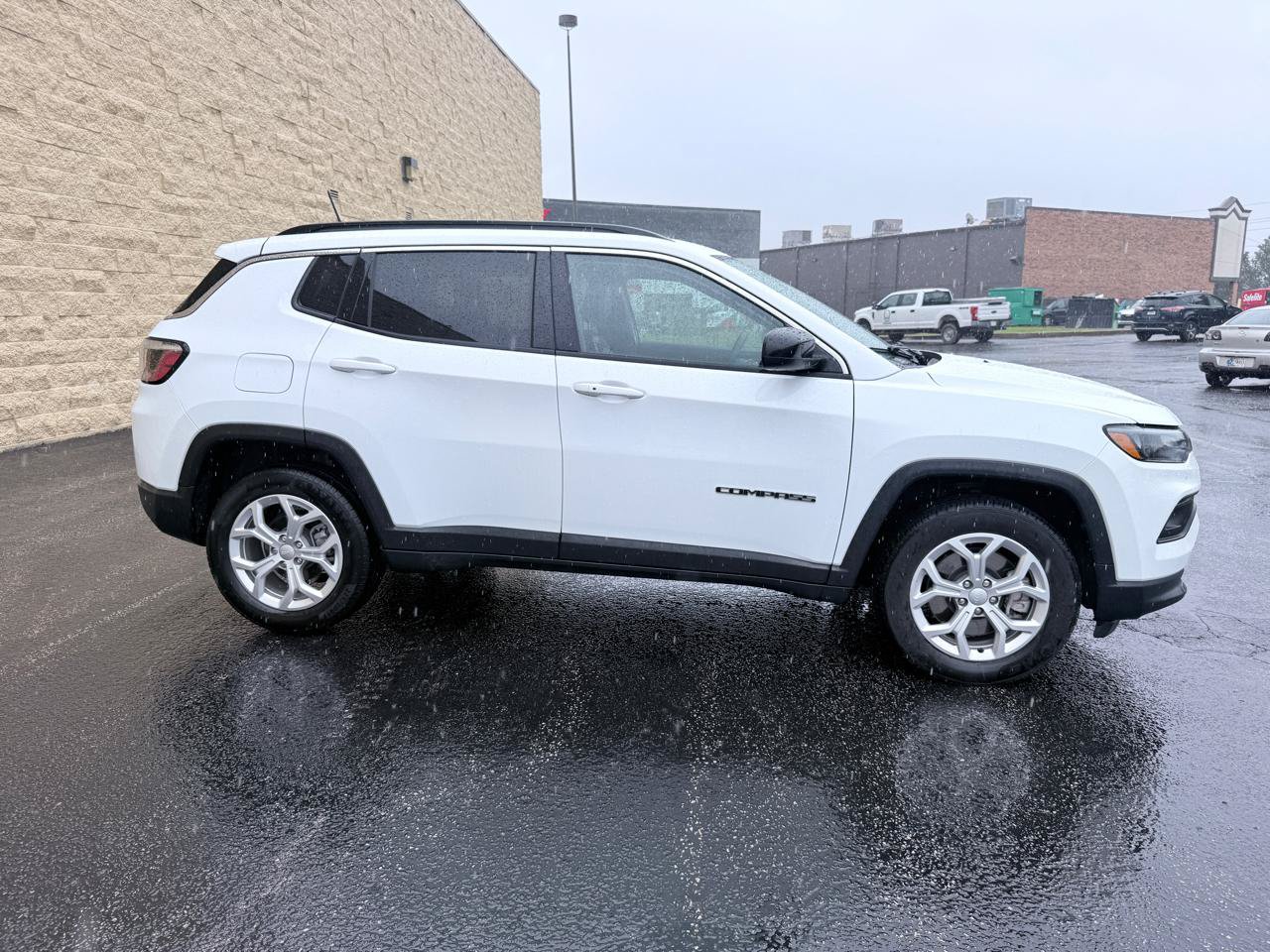 Used 2024 Jeep Compass Latitude AWD/4WD image 4
