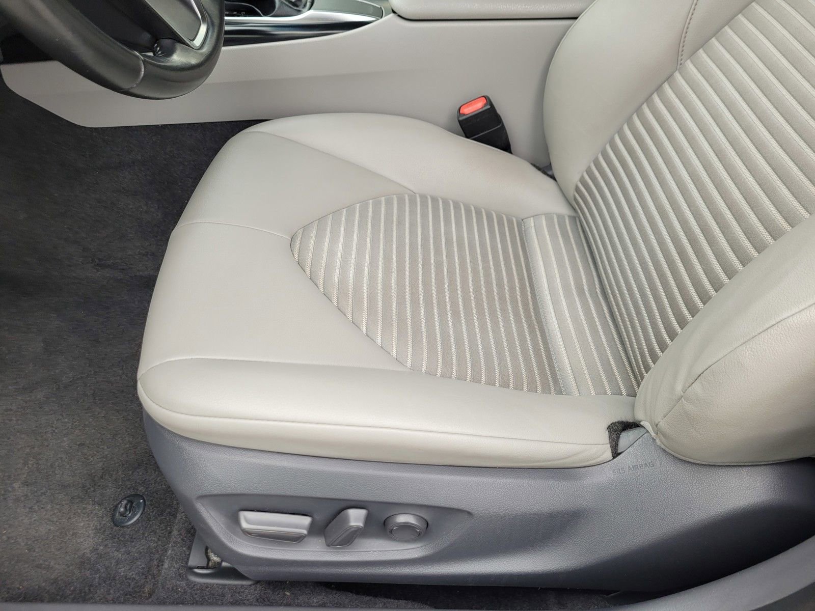 Used 2018 Toyota Camry SE FWD image 17