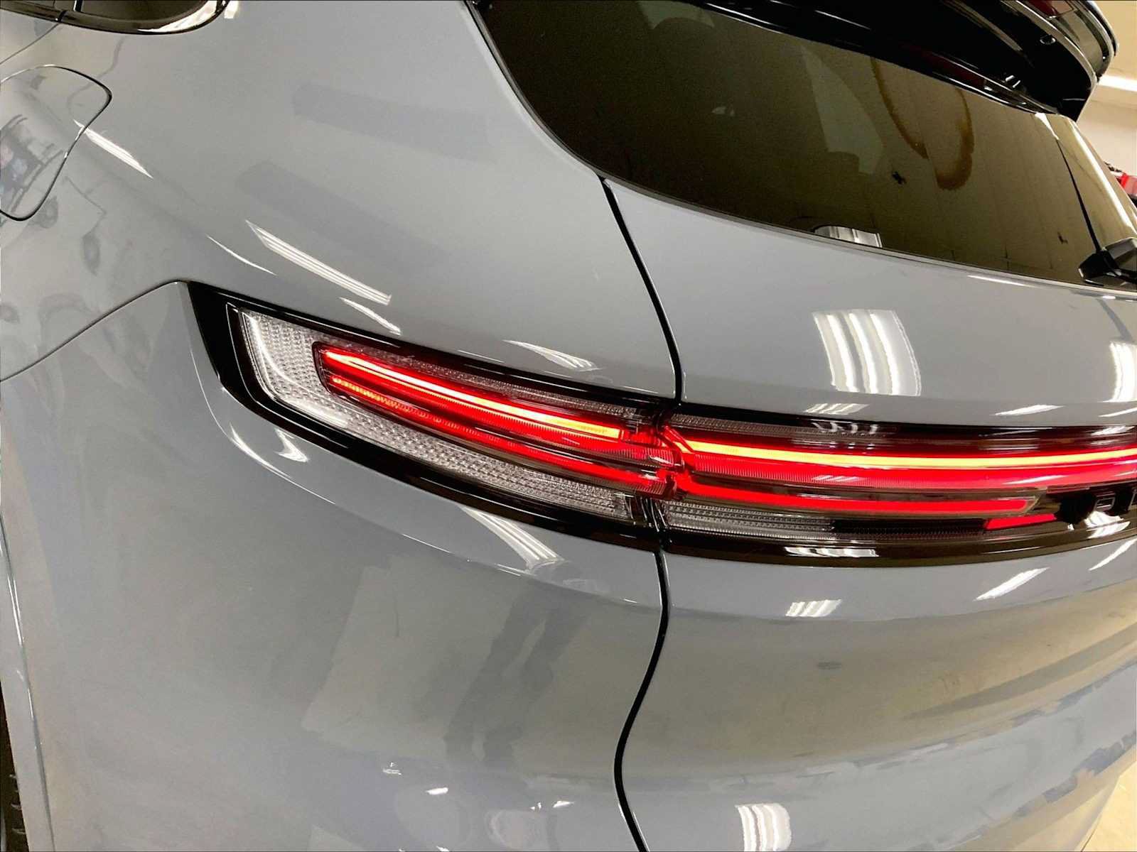 Certified 2025 Porsche Cayenne Turbo AWD/4WD image 30