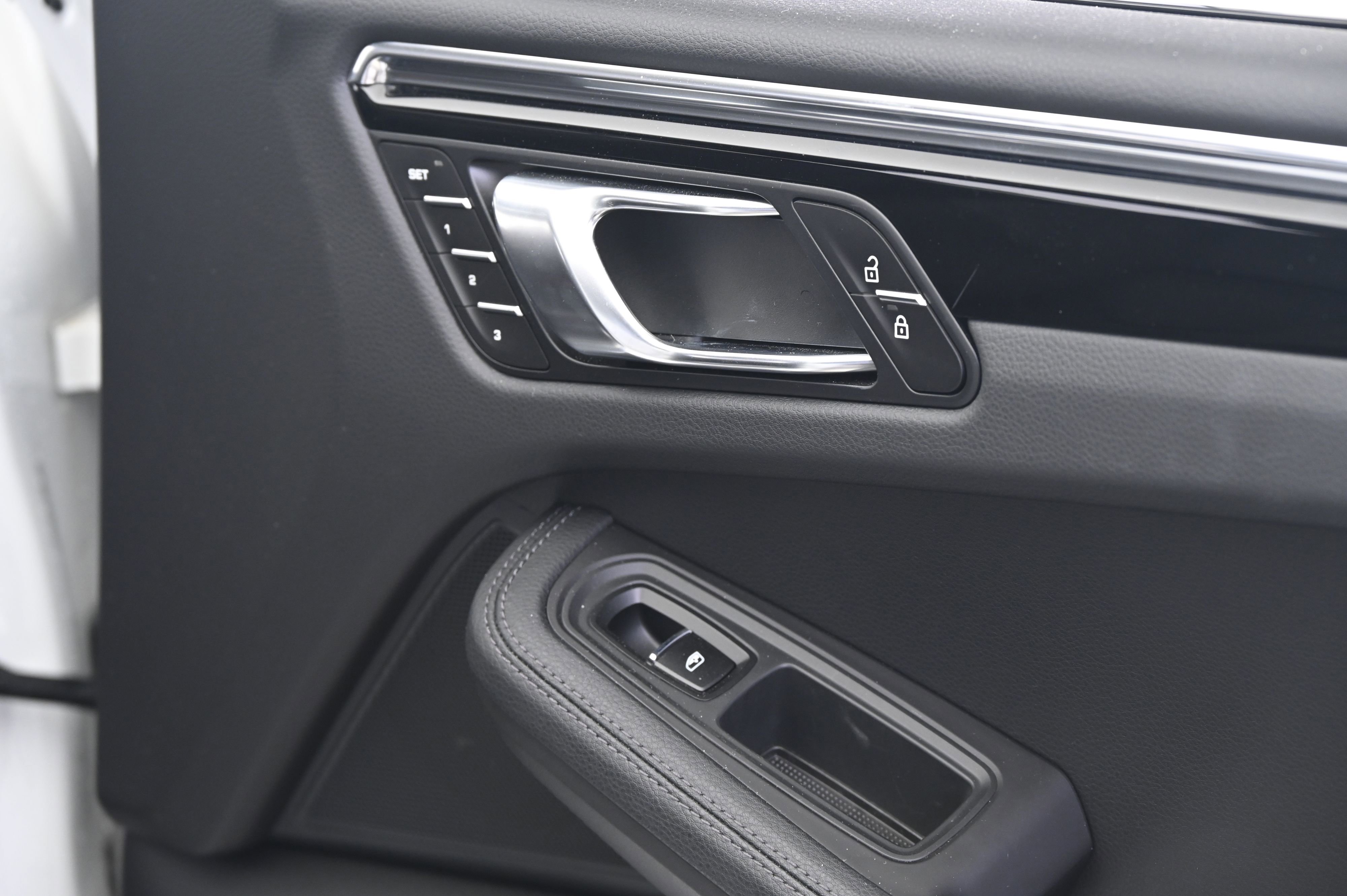 Certified 2024 Porsche Macan S AWD/4WD image 21