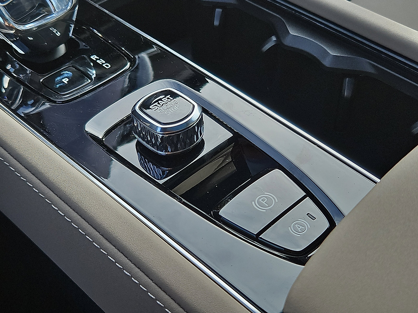 New 2026 Volvo XC90 B6 Plus image 18