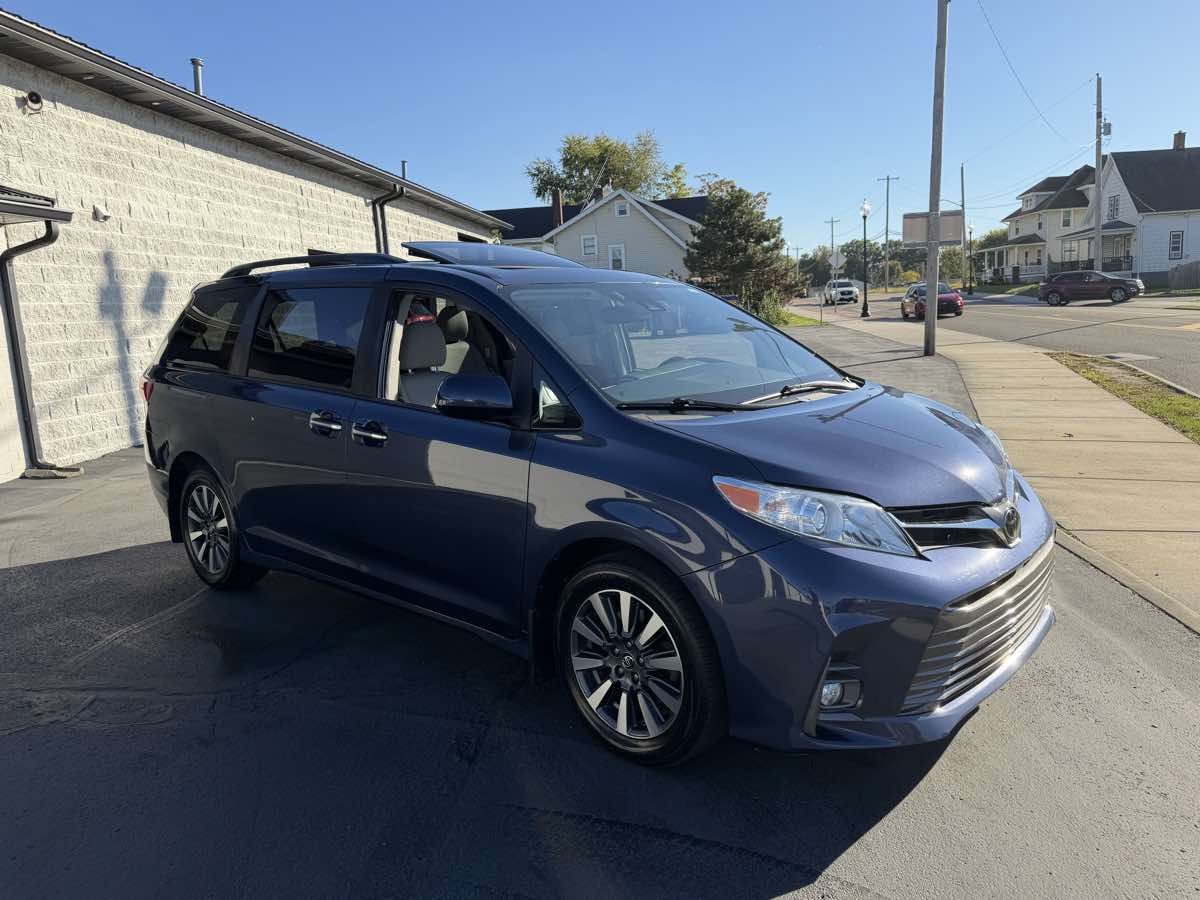 Used 2020 Toyota Sienna XLE Premium AWD/4WD image 7