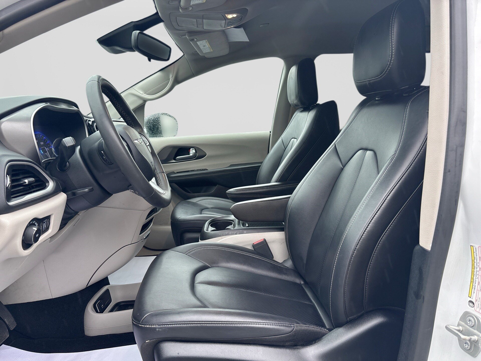 Used 2024 Chrysler Pacifica Touring-L FWD image 15