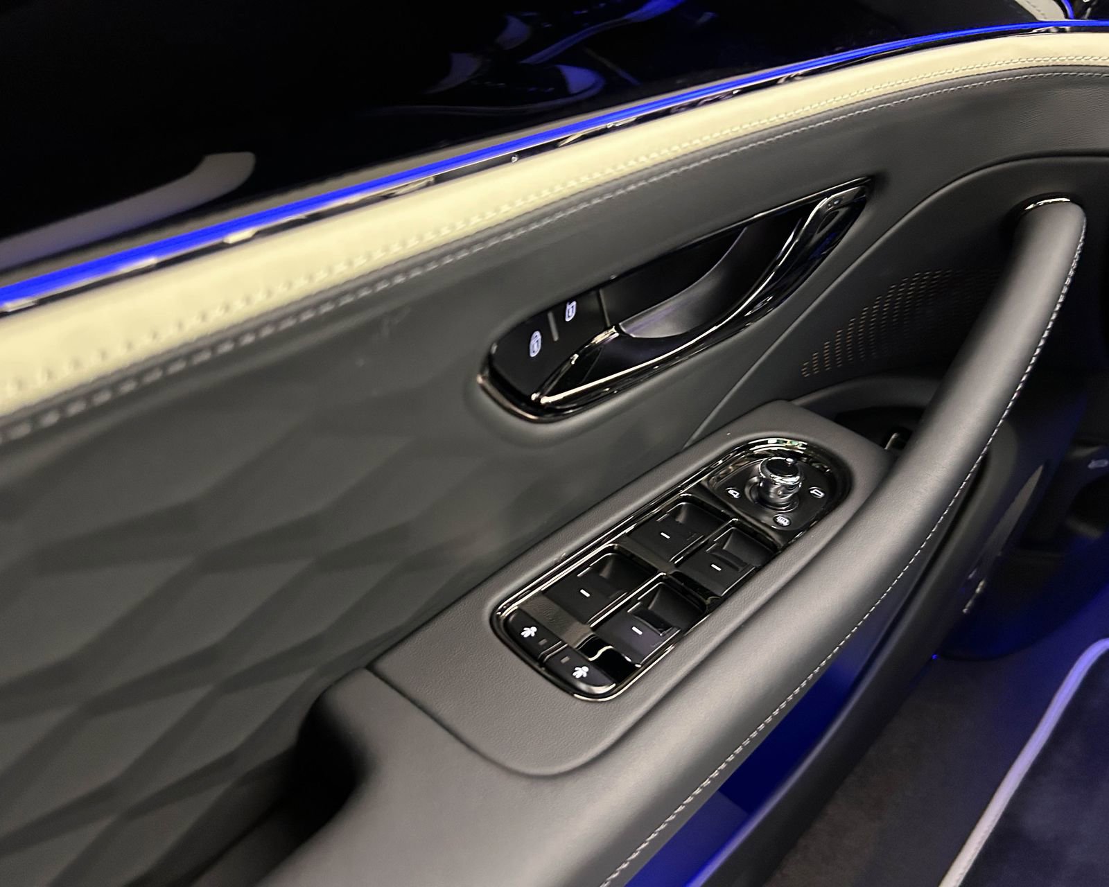 New 2026 Bentley Flying Spur Plug-In Hybrid image 15