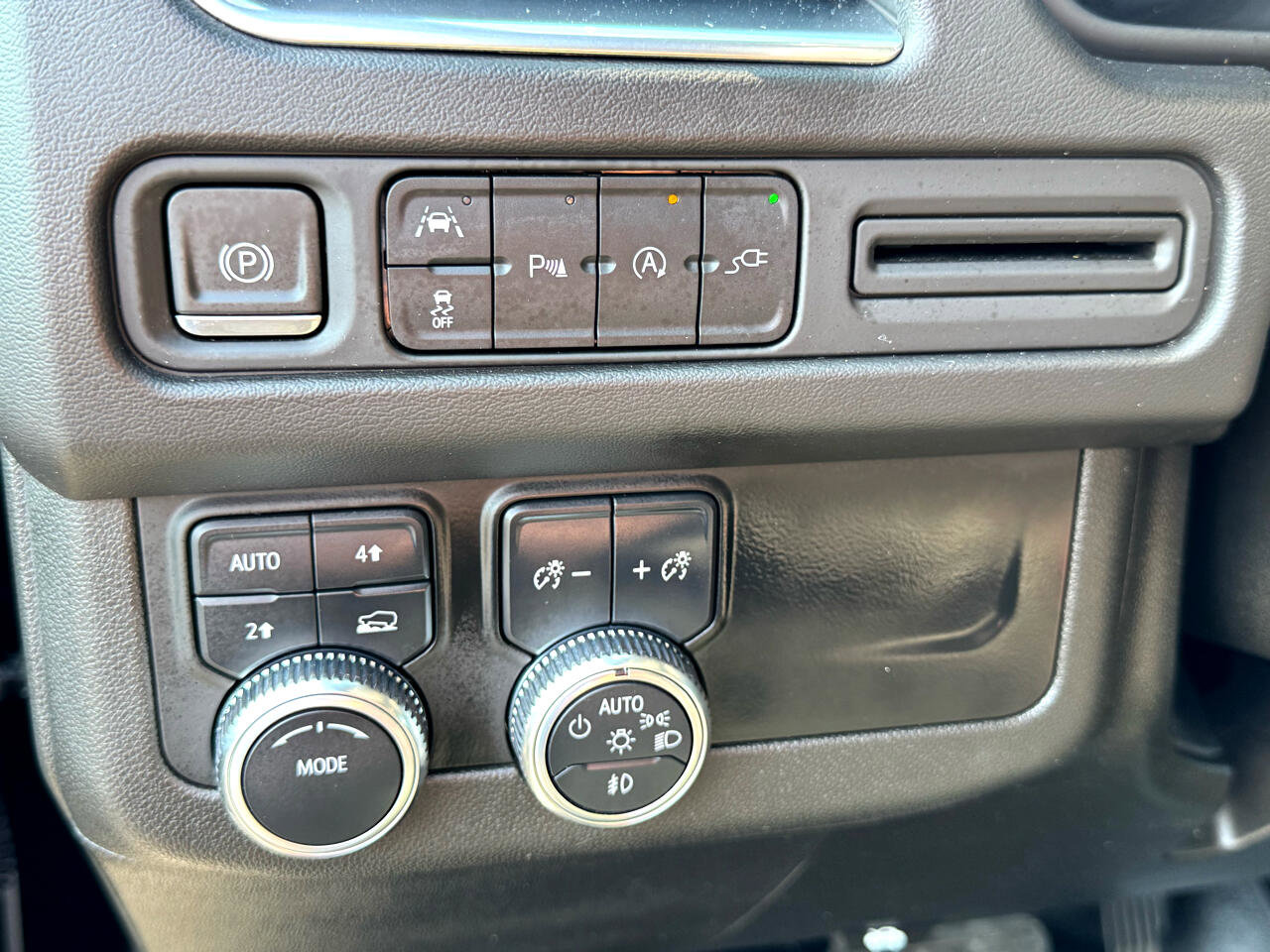 Used 2022 GMC Yukon SLE image 25