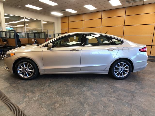 Certified 2017 Ford Fusion SE w/ Fusion SE Technology Package FWD image 4