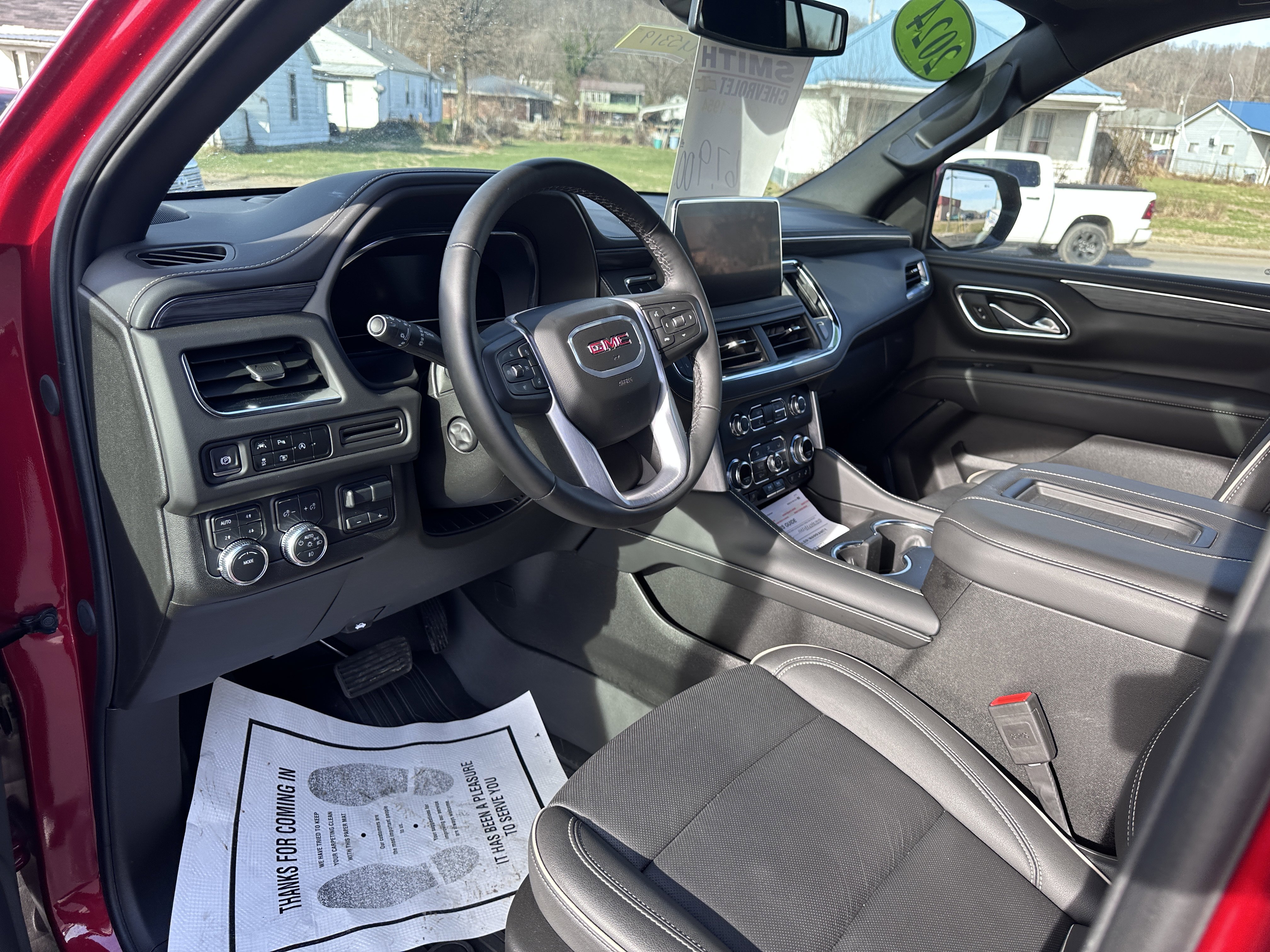 Used 2024 GMC Yukon SLT w/ SLT Luxury Package image 13