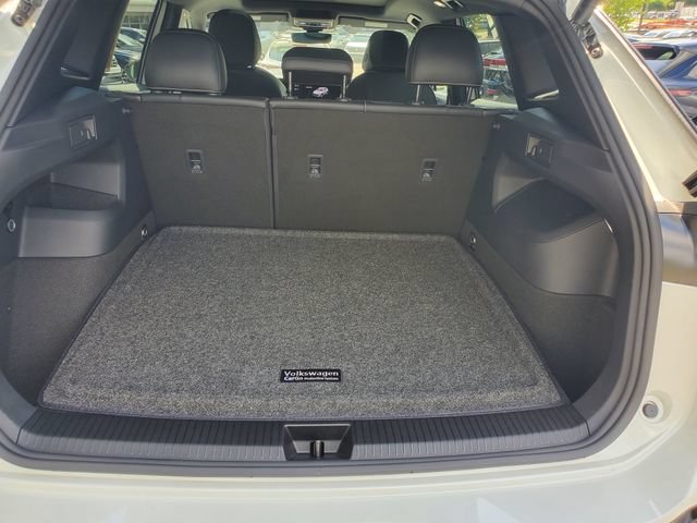 Certified 2025 Volkswagen Tiguan SE R-Line FWD image 9