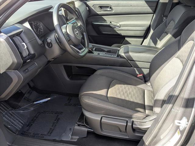 Used 2024 Nissan Pathfinder S image 15