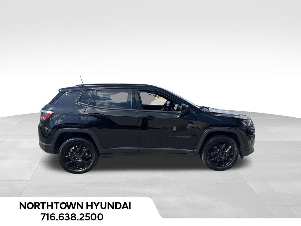 Used 2025 Jeep Compass Latitude w/ Convenience Group AWD/4WD image 5