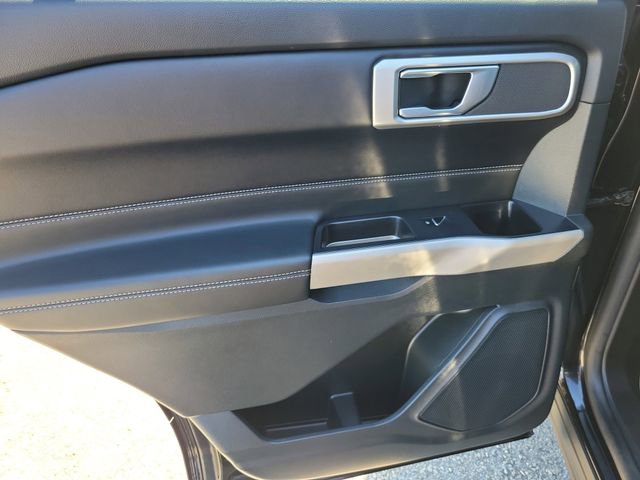 Used 2022 Ford Explorer XLT w/ Equipment Group 202A image 7