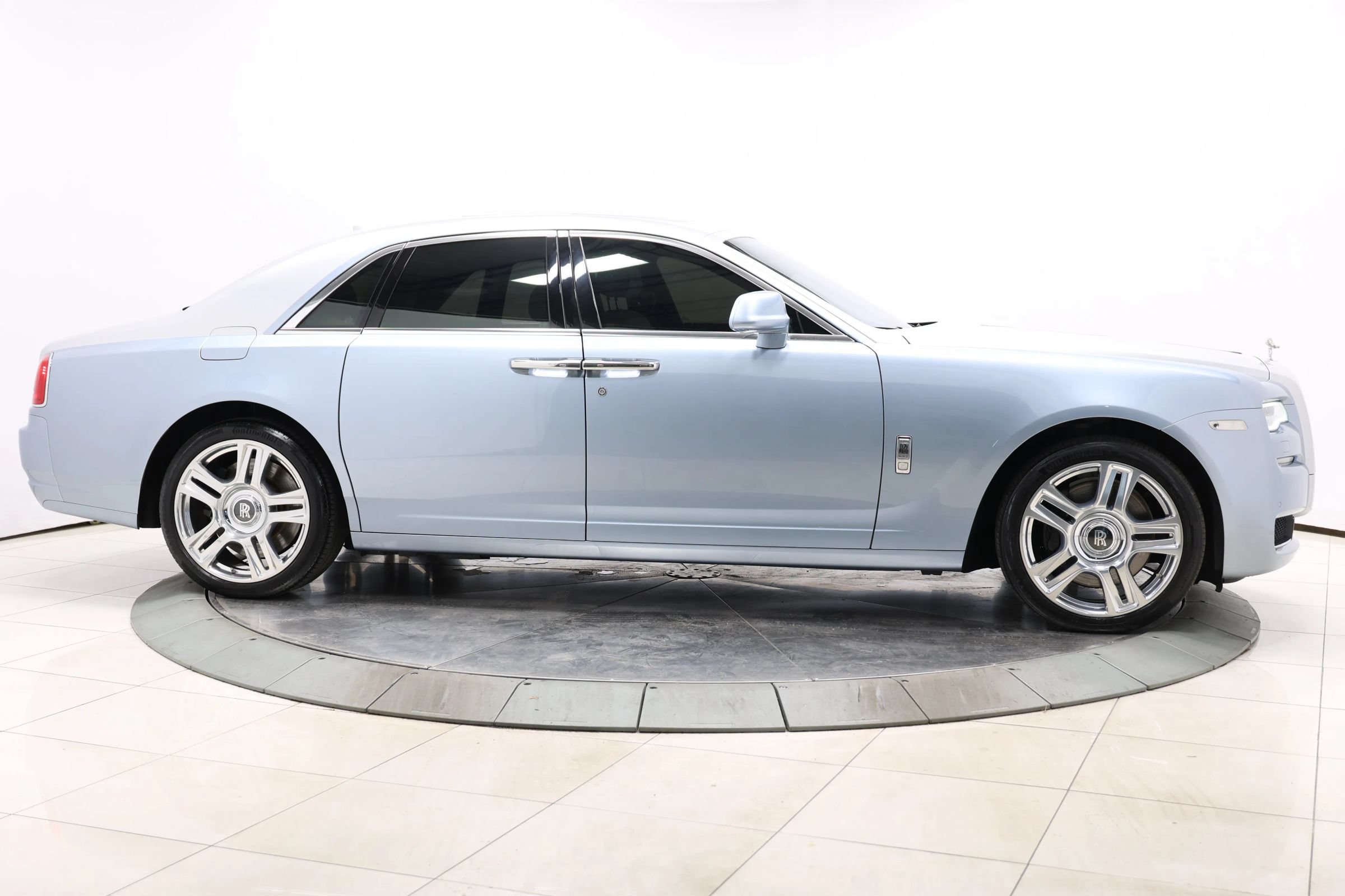 Used 2017 Rolls-Royce Ghost RWD image 85