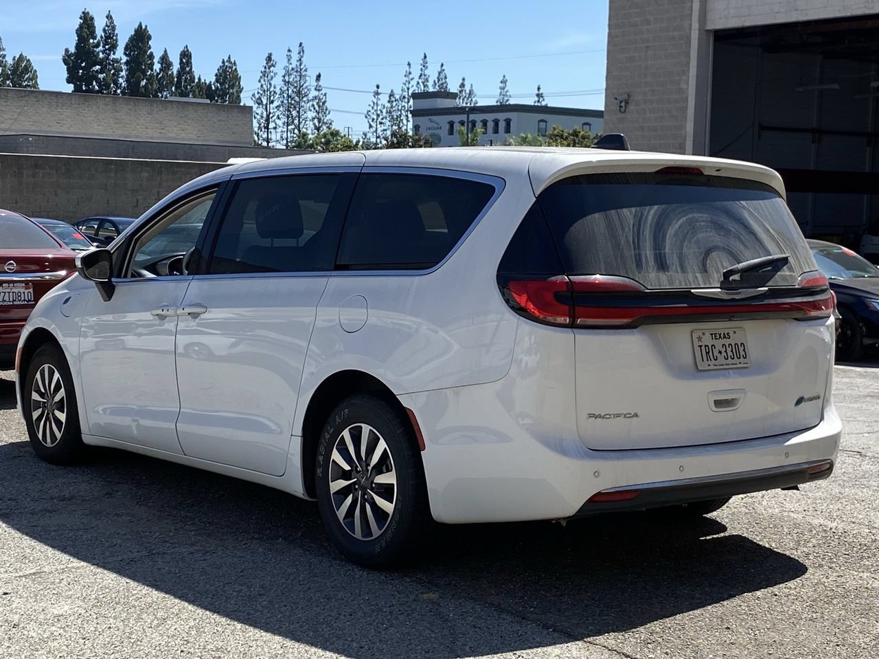 Used 2023 Chrysler Pacifica Touring-L FWD image 4