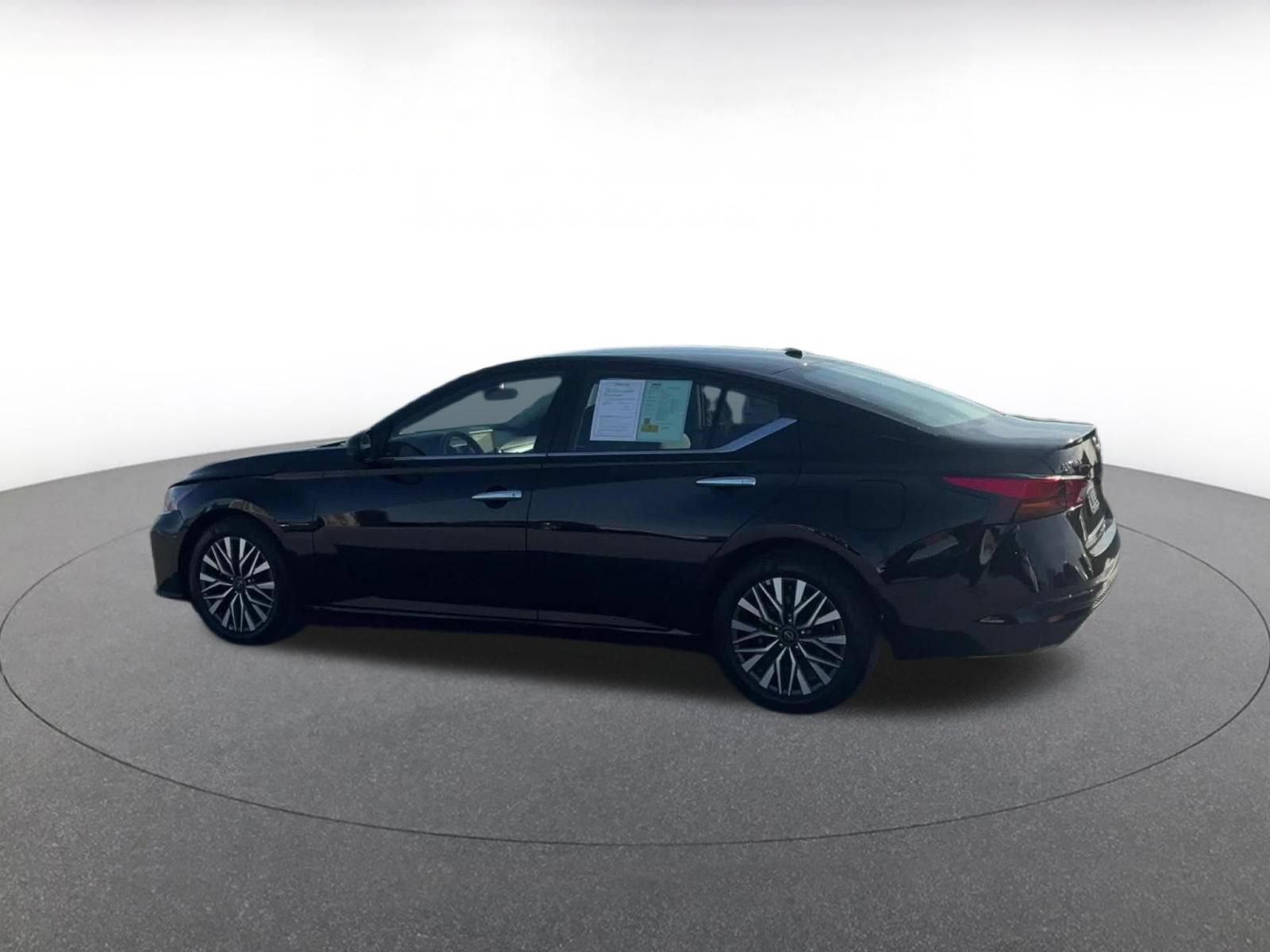 Used 2025 Nissan Altima 2.5 SV FWD image 9