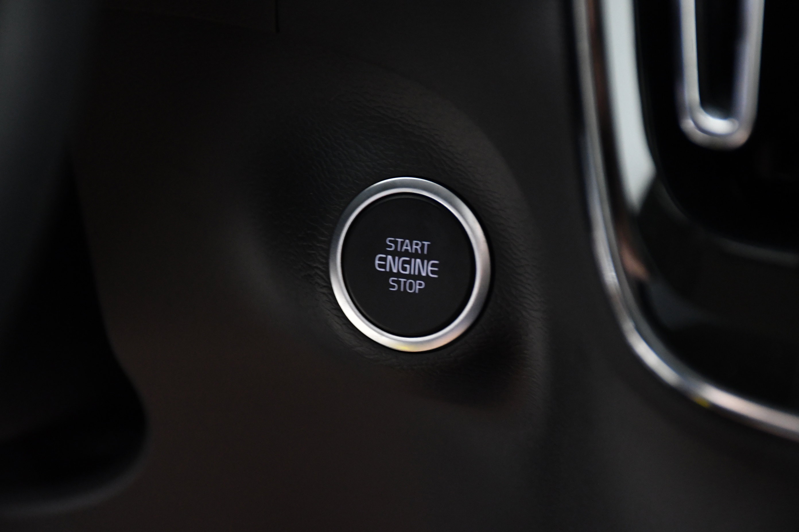 Used 2025 Volvo XC40 B5 Plus image 18