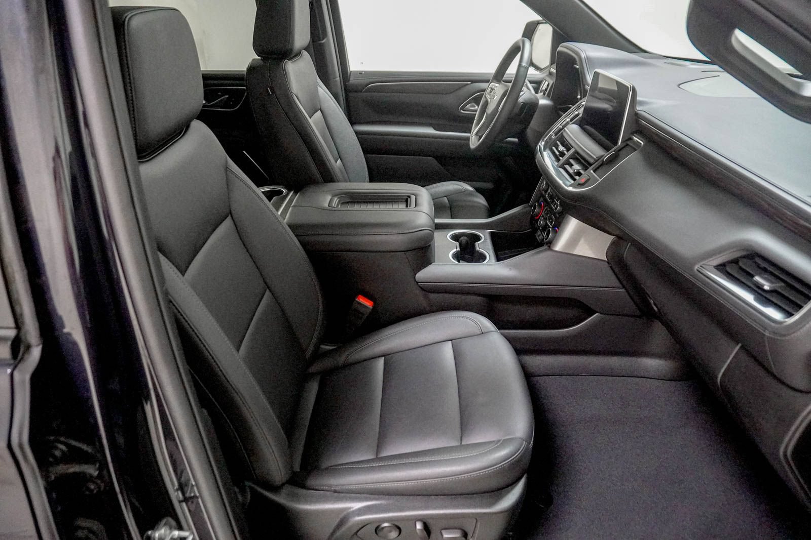 Used 2024 Chevrolet Suburban Z71 w/ Luxury Package AWD/4WD image 31