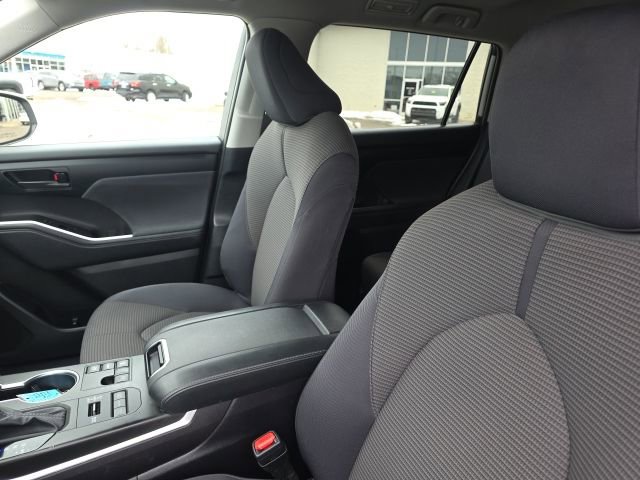 Certified 2024 Toyota Highlander LE image 9