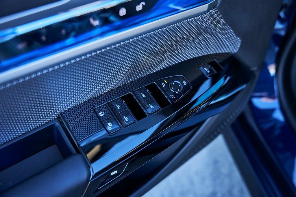 Used 2025 BMW 760i xDrive w/ Executive Package image 27