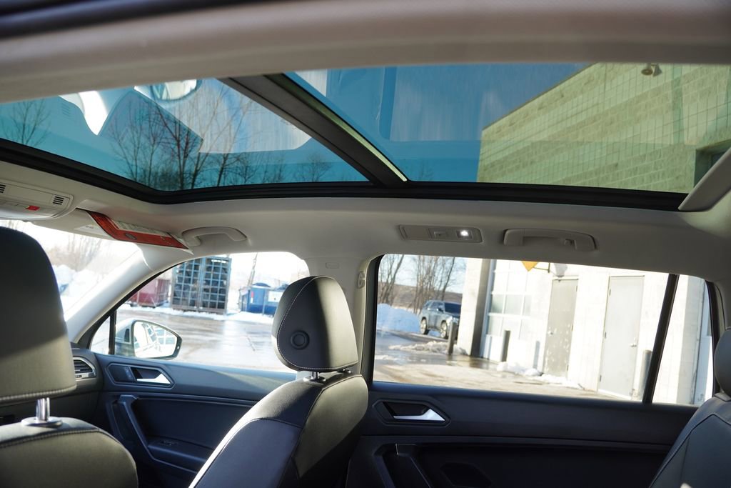 Used 2021 Volkswagen Tiguan SE w/ Panoramic Sunroof Package image 18