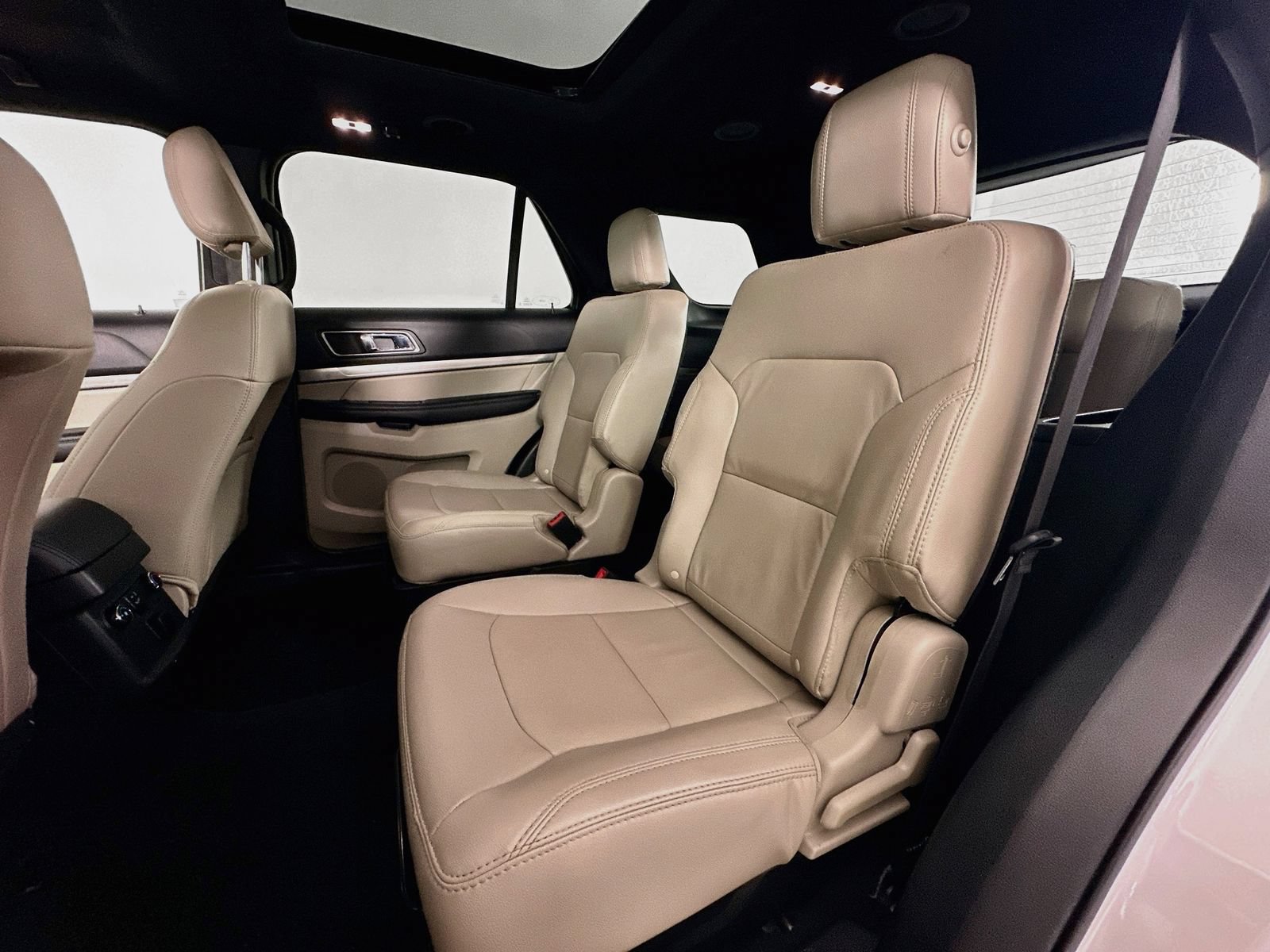 Used 2018 Ford Explorer XLT w/ Equipment Group 202A FWD image 26