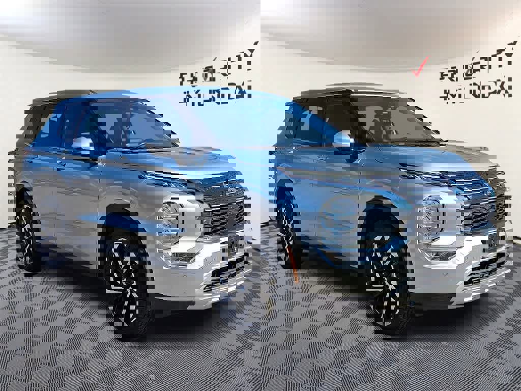 Used 2024 Mitsubishi Outlander SE image 3