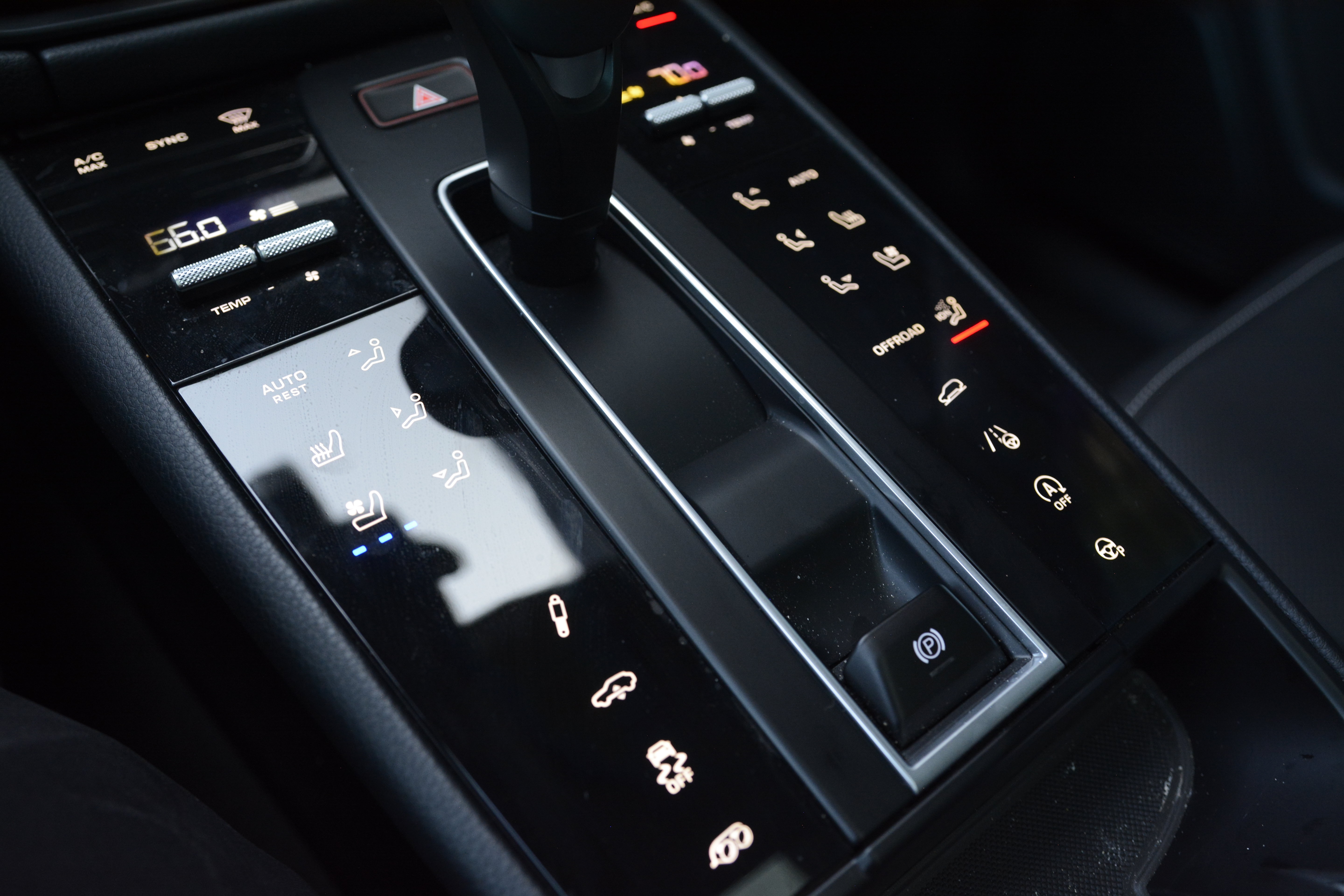 Certified 2026 Porsche Macan Turbo AWD/4WD image 16