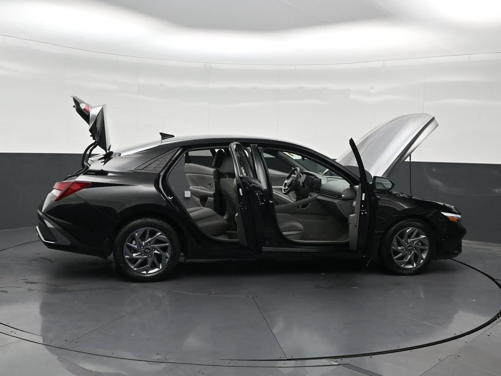 Used 2024 Hyundai Elantra SEL FWD image 32