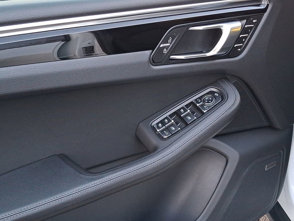 Used 2025 Porsche Macan AWD/4WD image 8