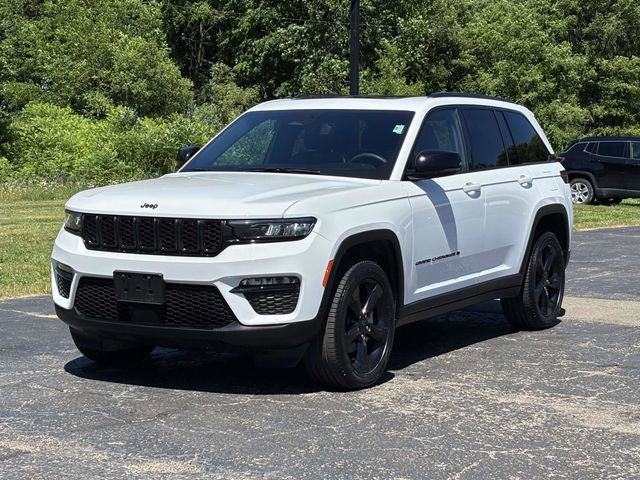 Used 2024 Jeep Grand Cherokee Limited w/ Black Appearance Package AWD/4WD image 27