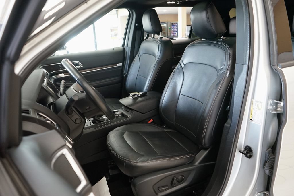 Used 2019 Ford Explorer Limited w/ Class III Trailer Tow Package AWD/4WD image 2