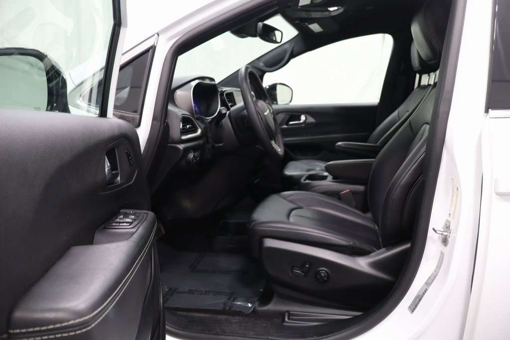 Used 2025 Chrysler Pacifica Select image 11