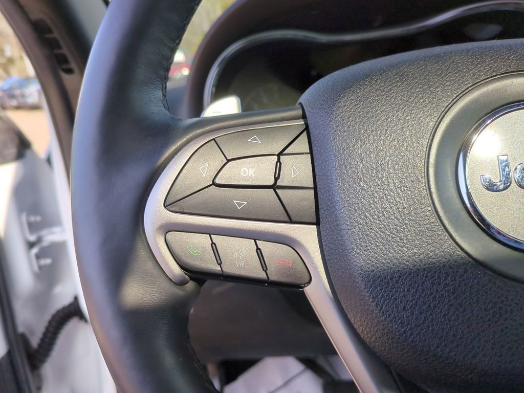 Used 2017 Jeep Grand Cherokee Altitude image 16