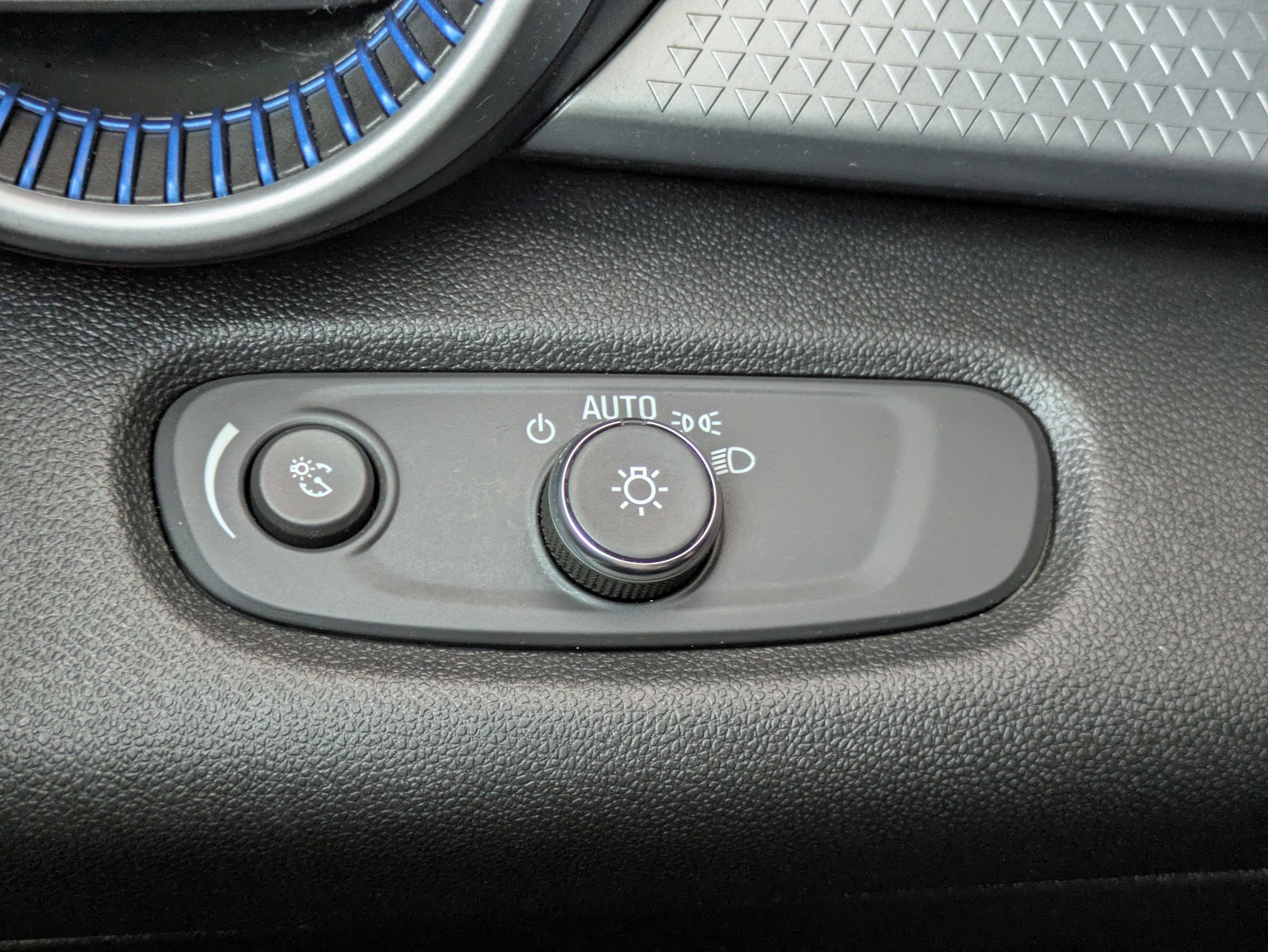 Used 2025 Chevrolet Trax LS FWD image 14