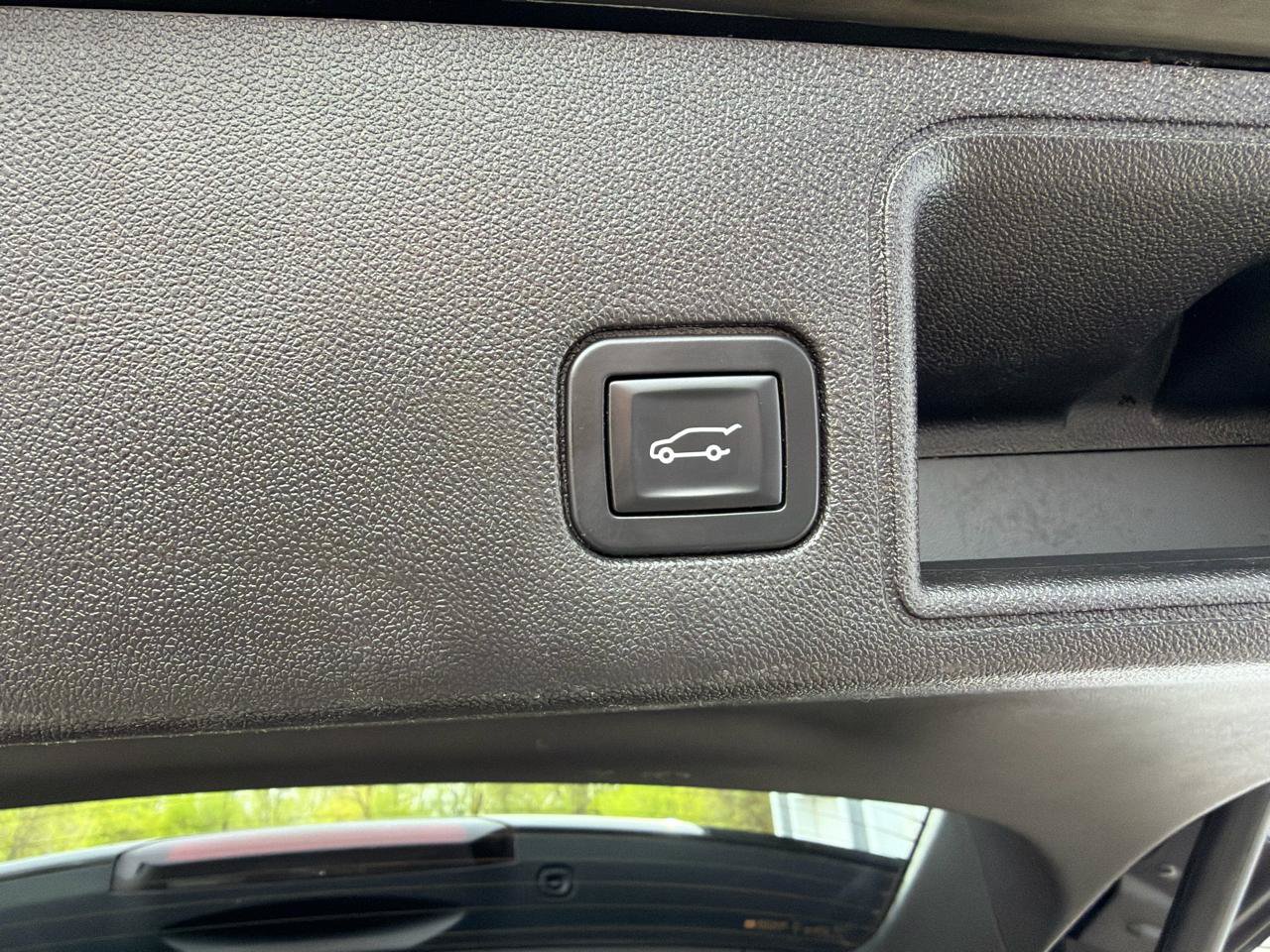 Used 2018 GMC Terrain SLT w/ Infotainment Package II AWD/4WD image 14