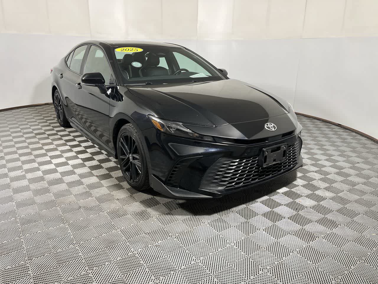 Used 2025 Toyota Camry SE FWD image 2